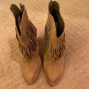 (New) Tan ankle boots with fringe
